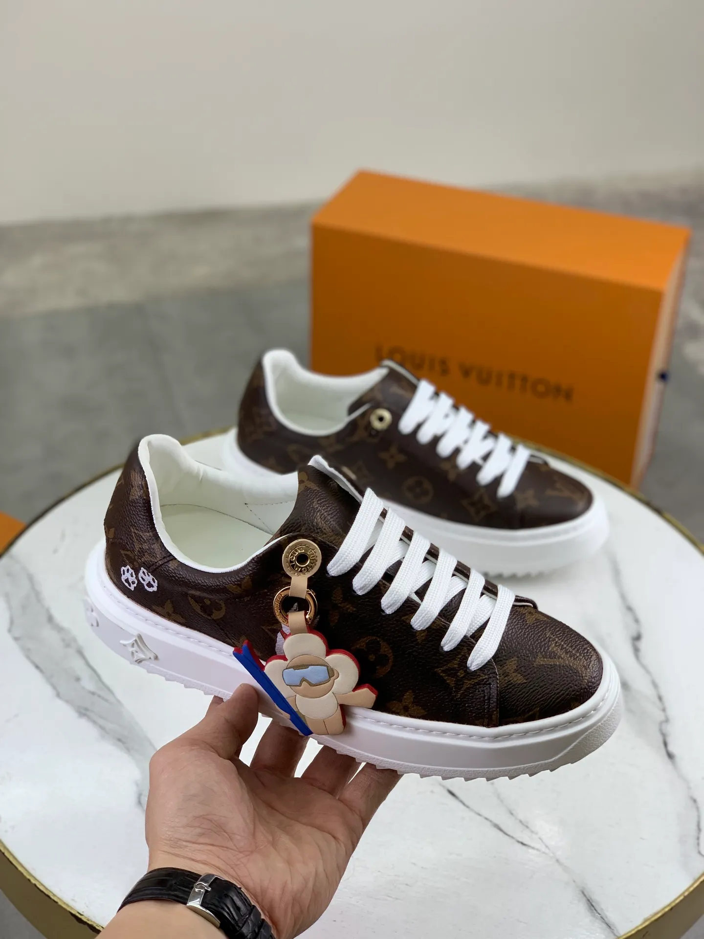 Factory price P700 💶 Top version [LOUIS VUITTON] Couple 🧑‍🤝‍🧑 Craftsman style Counter series (original order) New style 🍀LV Louis Vuitton - top version LV classic high-top trendy shoes! Made of imported original craft calfskin, original breathable lining, and original wear-resistant, lightweight, high-end TPU outsole! High quality products! 3️⃣ colors available, code numbers: female 35-39, male 39-44 (female 40, male 45 46 customized)
